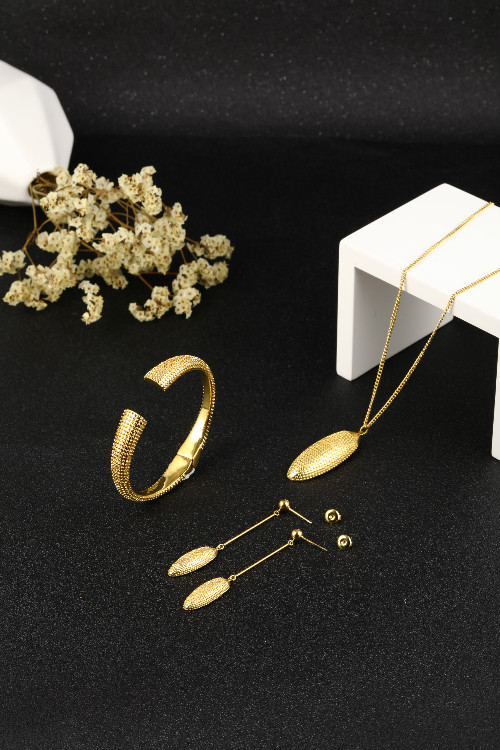 Pave round bead collection